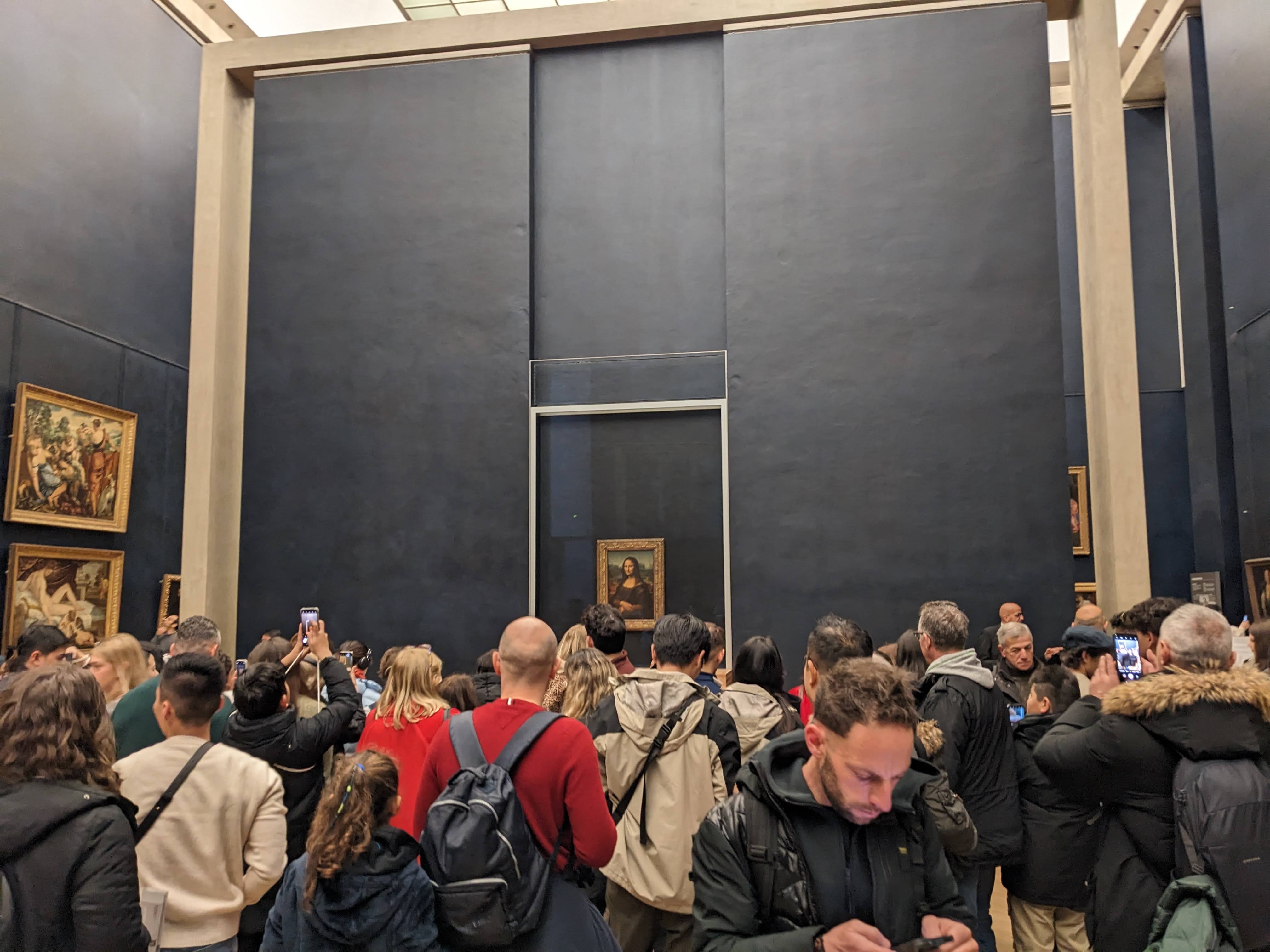 羅浮宮觀賞蒙娜麗莎的人群